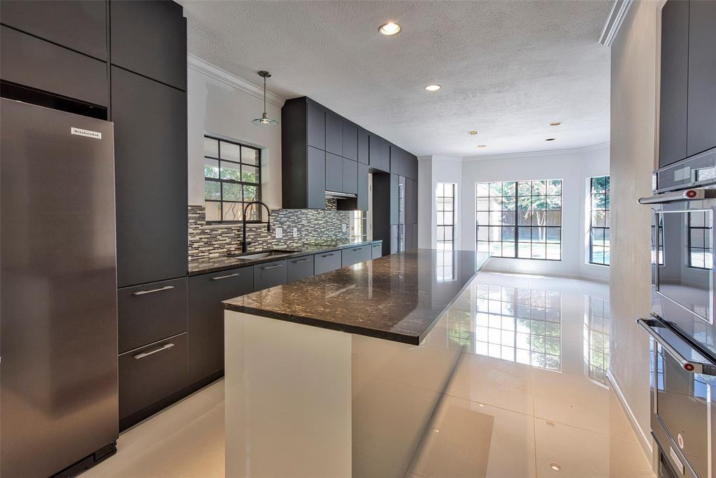 4612 Maple St - Photo 3 of 36