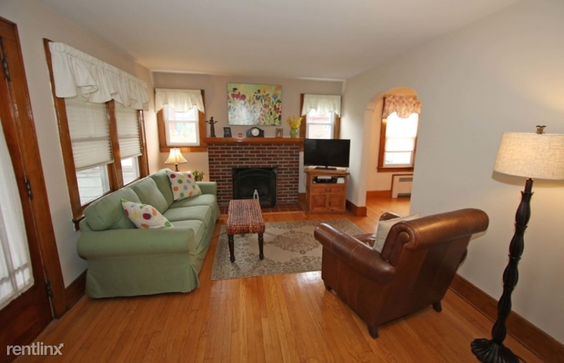 98 Anderson St - Photo 3 of 10