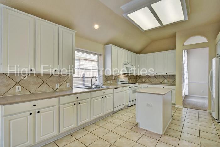 1016 Savanna Ln - Photo 3 of 18