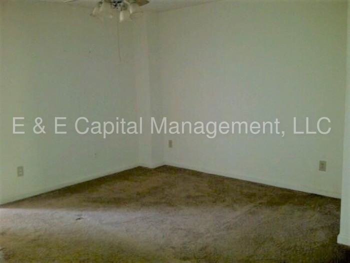 5642 Waterford Ct - Photo 3 of 9