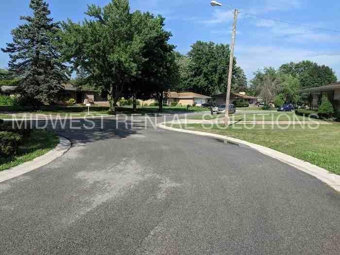 505 E 53rd Ct - Photo 2 of 18
