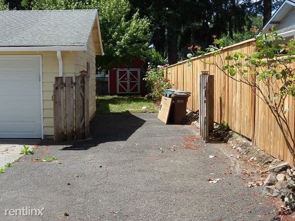 11109 SE 52nd Ave - Photo 2 of 10