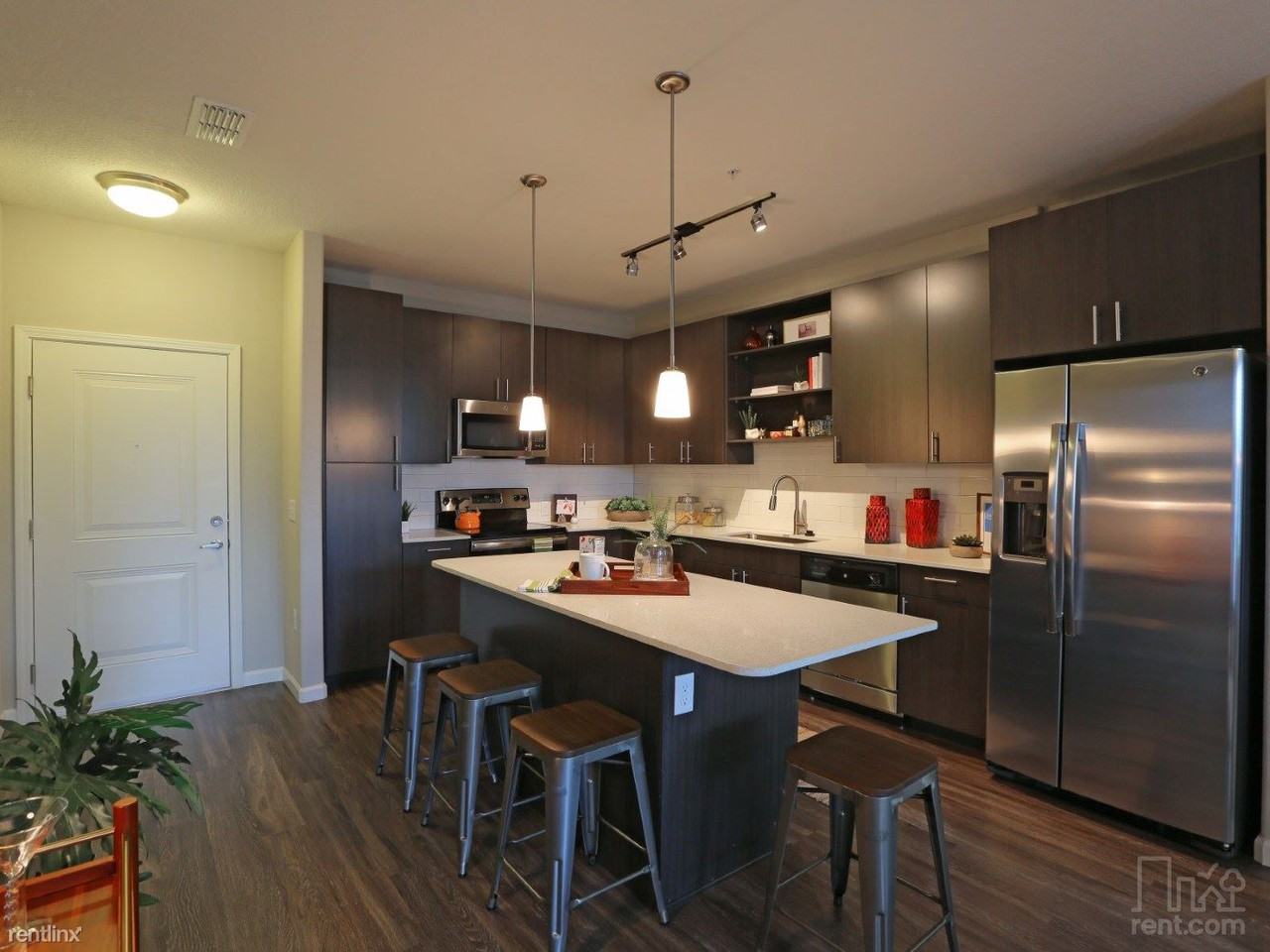 938 Warehouse Rd - Photo 2 of 5
