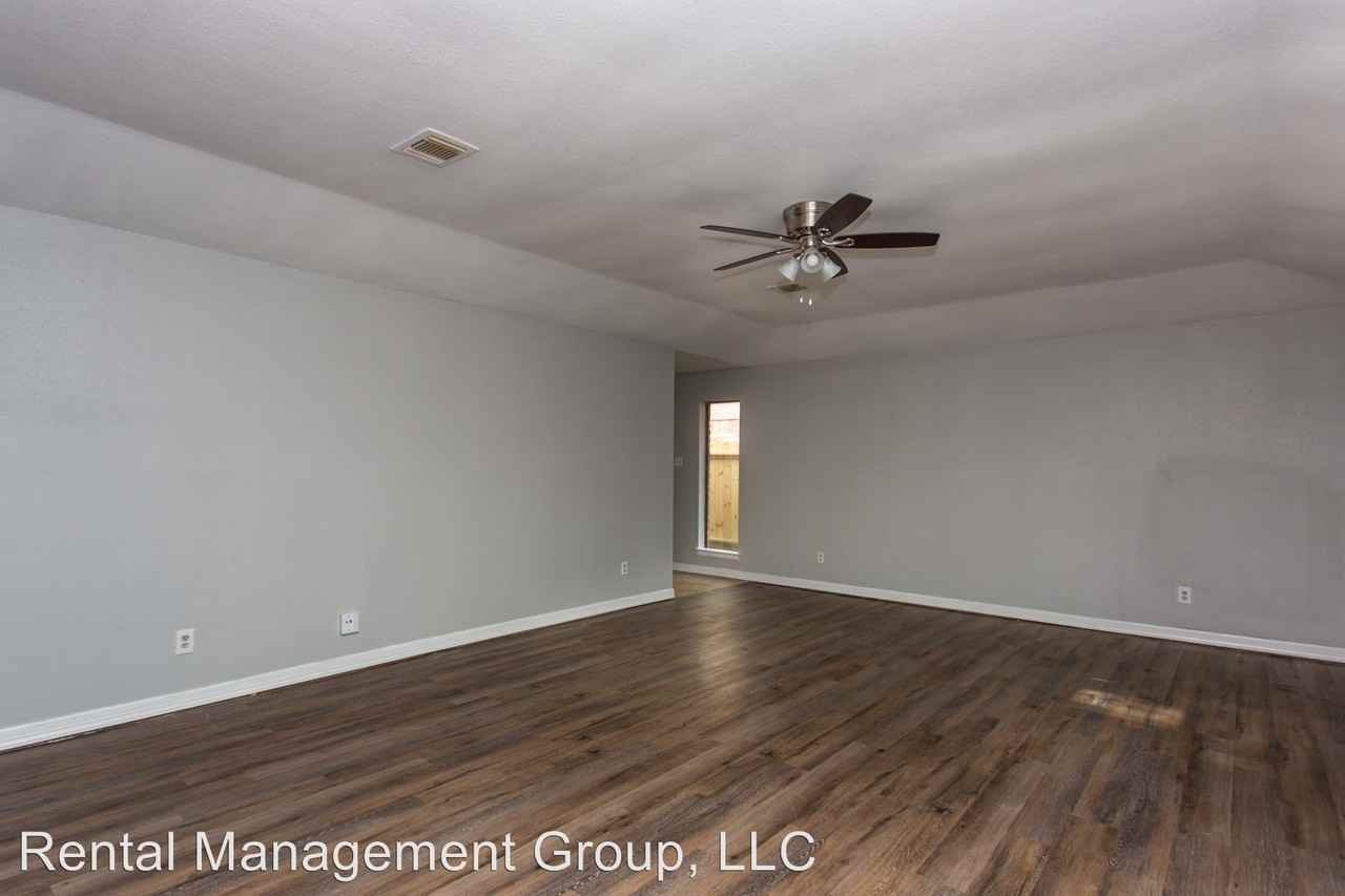 16107 Espinosa Dr - Photo 3 of 9