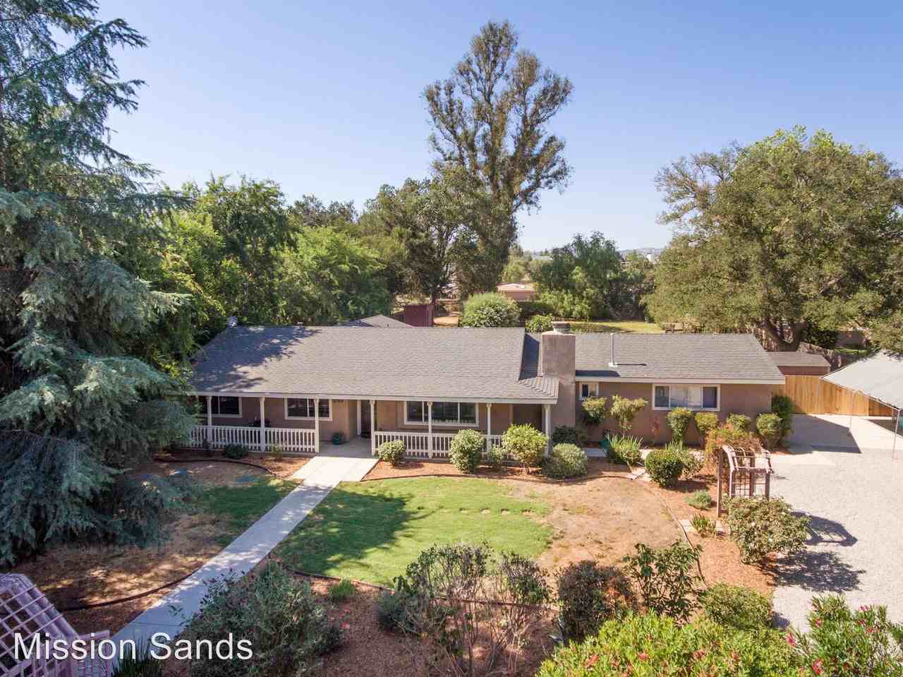 2768 Surrey Ln - Photo 2 of 34