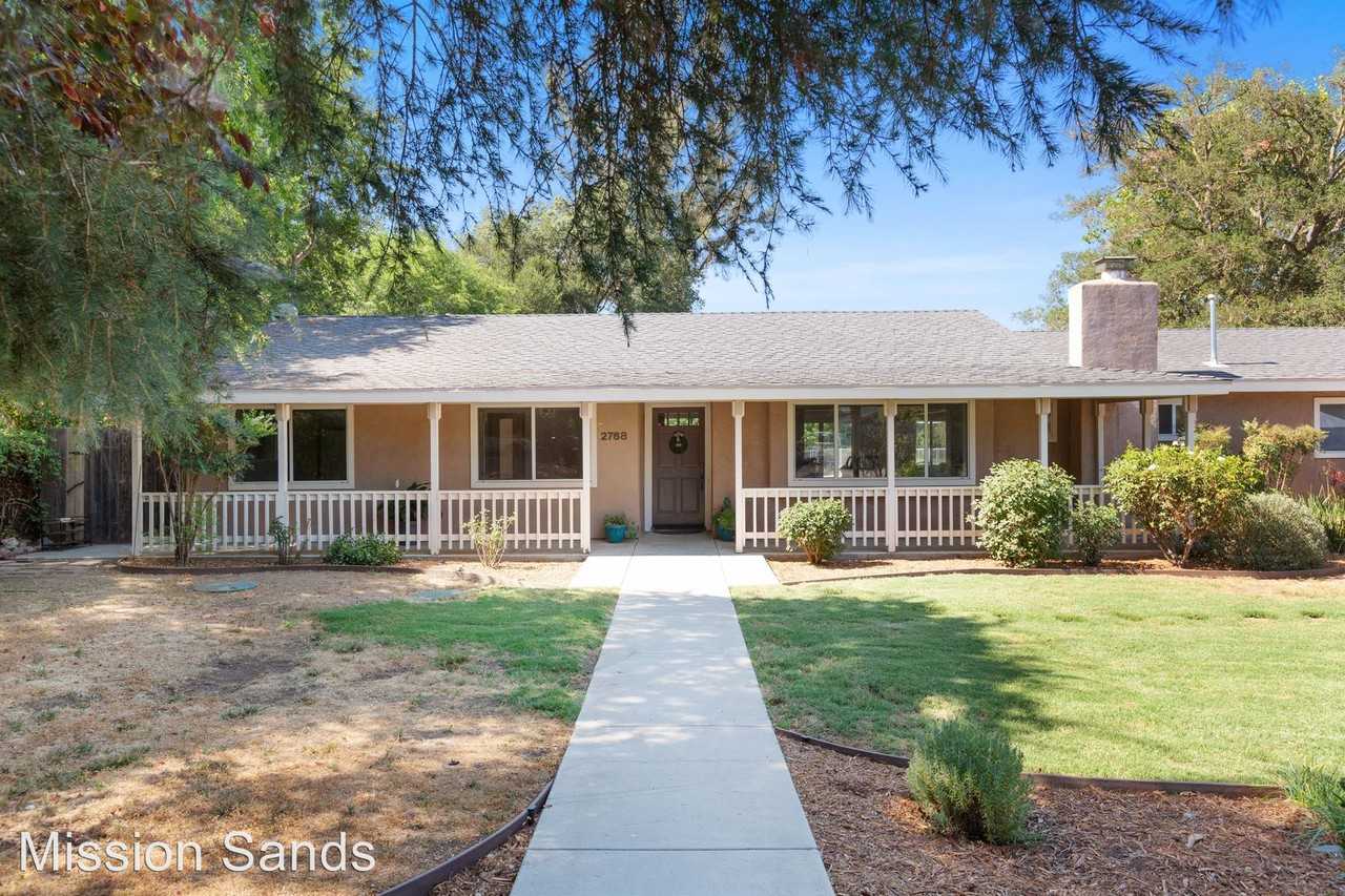 2768 Surrey Ln - Photo 3 of 34