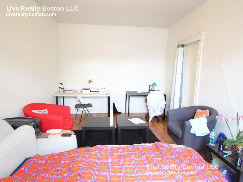 Comm Ave - Photo 2 of 9