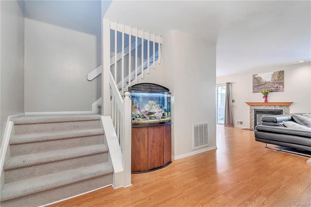 30 Marilyn Ct - Photo 3 of 31