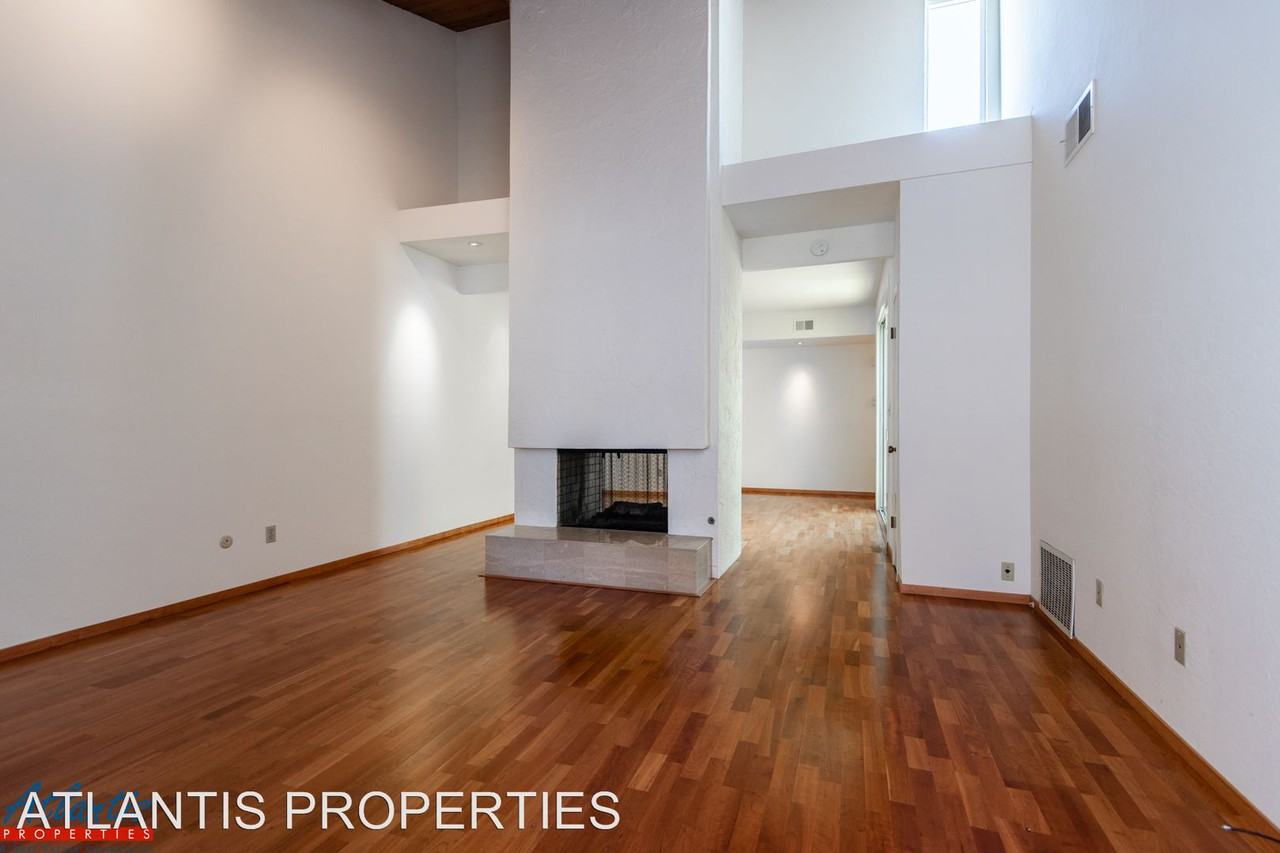 153 Hemlock Ct - Photo 3 of 19