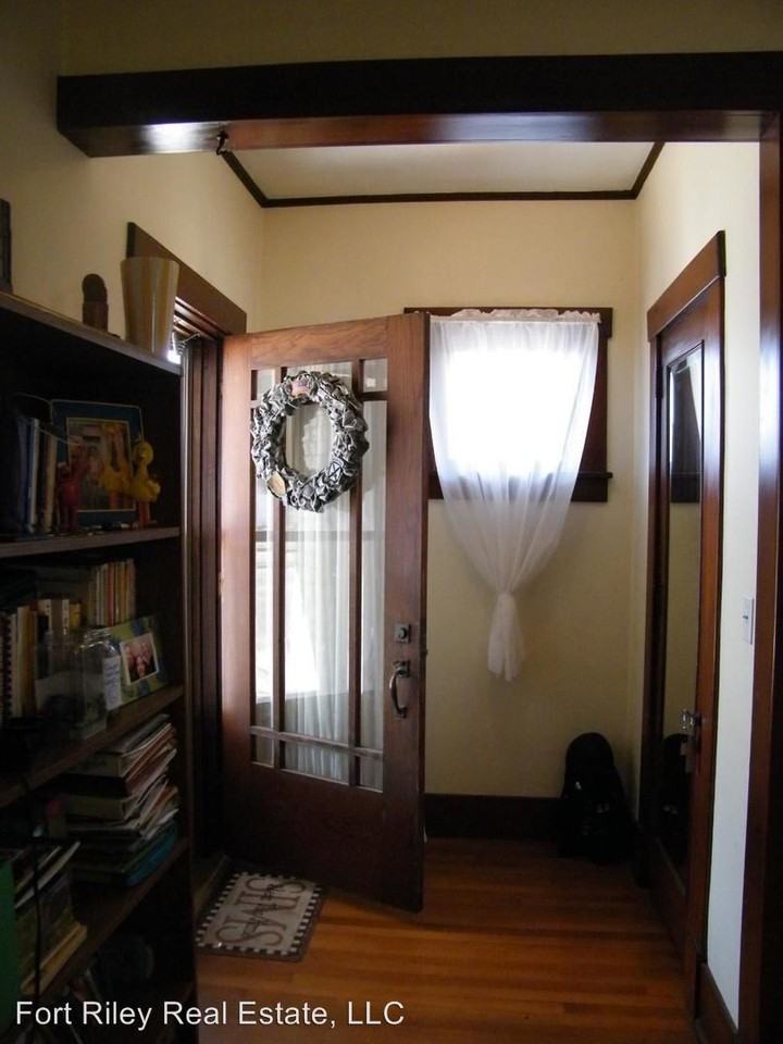 1115 6th St - Photo 3 of 44