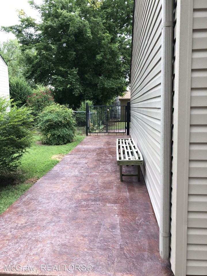 1413 S Canton Ave - Photo 2 of 13