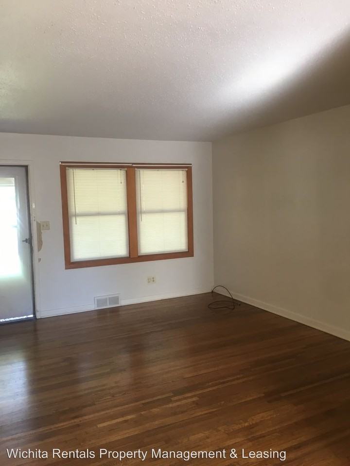 868 S Lexington Rd - Photo 2 of 8