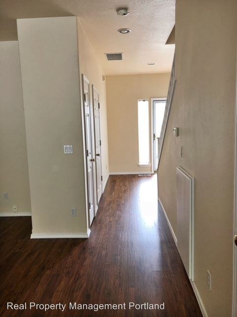 20452 S Hoodview Ave - Photo 2 of 15