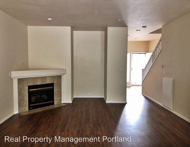 20452 S Hoodview Ave - Photo 3 of 15