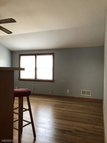 136 Wootton St - Photo 3 of 12