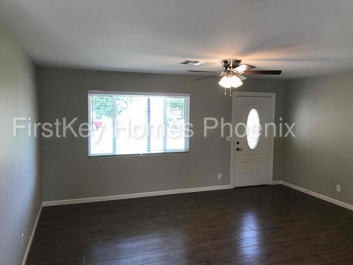 1014 E Echo Ln - Photo 2 of 22