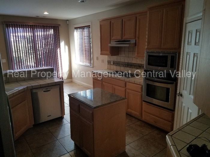 2725 Marina Dr - Photo 3 of 27