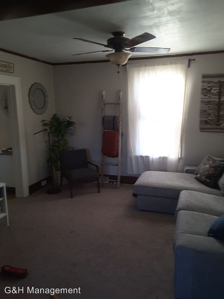 708 9th Ave NE - Photo 2 of 10