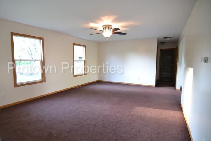 321 N Roberts Dr - Photo 2 of 11