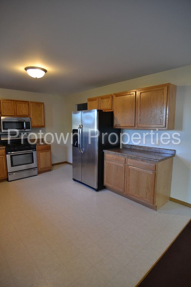 321 N Roberts Dr - Photo 3 of 11