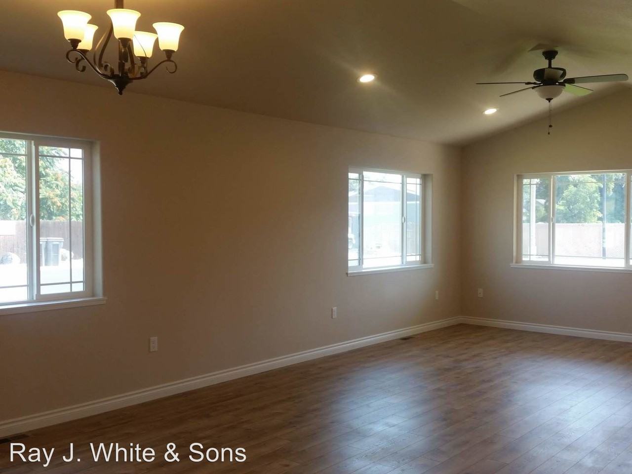 1120 Liberty Dr - Photo 3 of 17