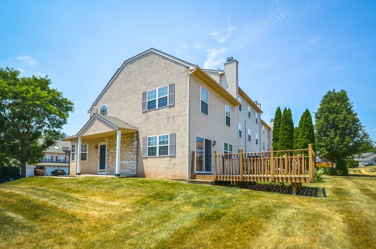 284 Parkview Drive - Photo 2 of 15