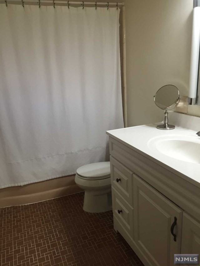 31 Oak St - Photo 3 of 13