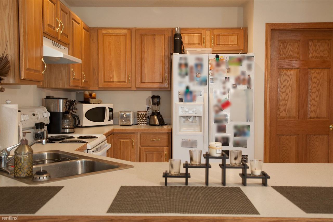 412 Sarah Cir - Photo 3 of 7