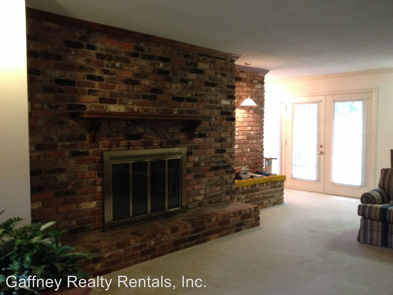 215 York Dr - Photo 2 of 16