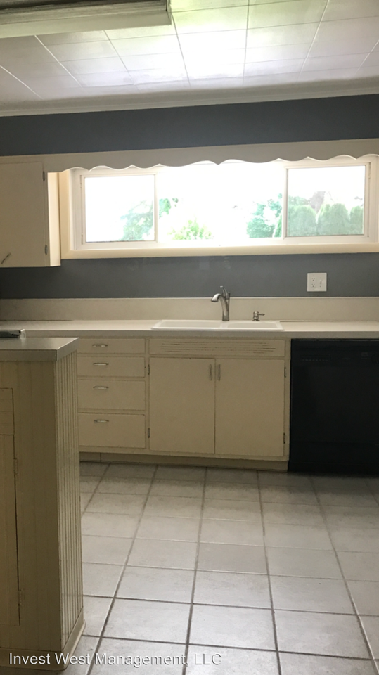 4714 NE 22nd Ave - Photo 2 of 13