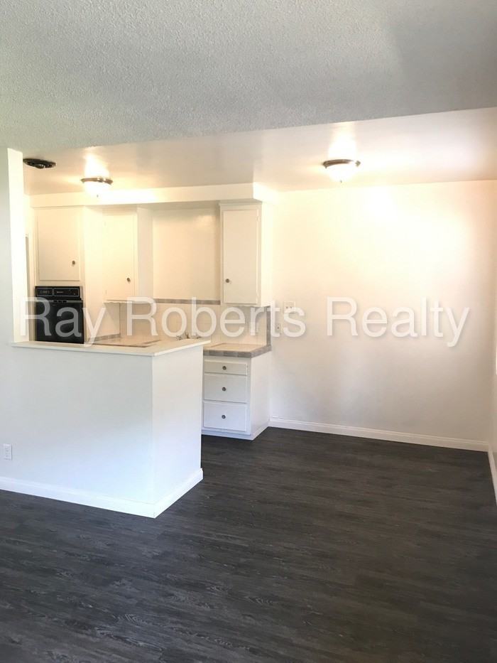 3915 Center St #C - Photo 2 of 10