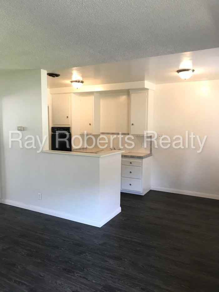 3915 Center St #C - Photo 3 of 10