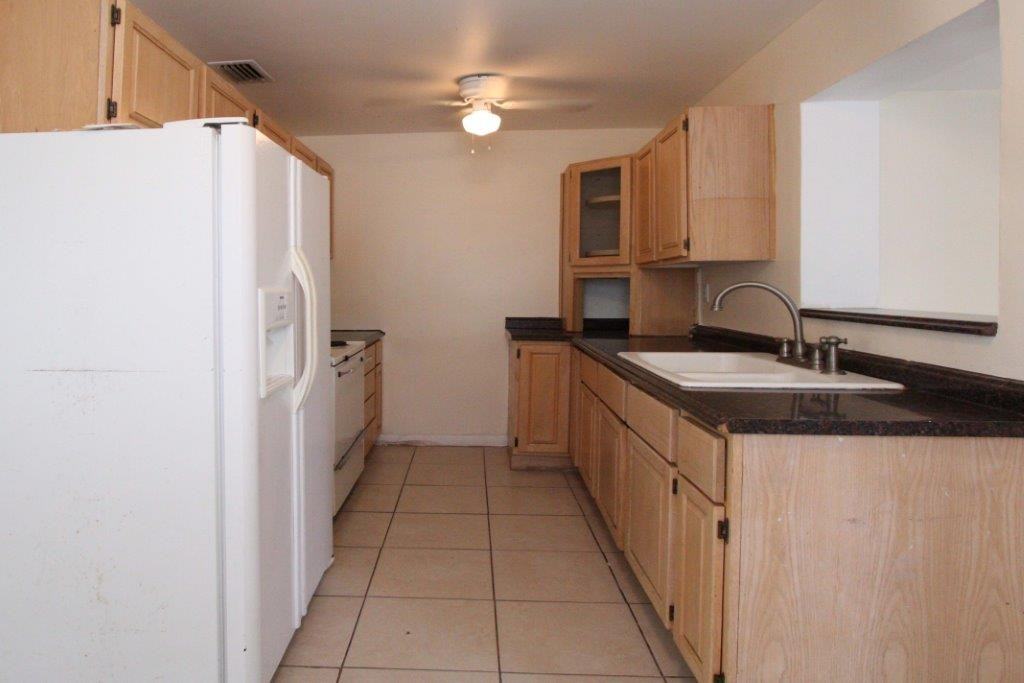 1202 Giller Ave - Photo 3 of 12