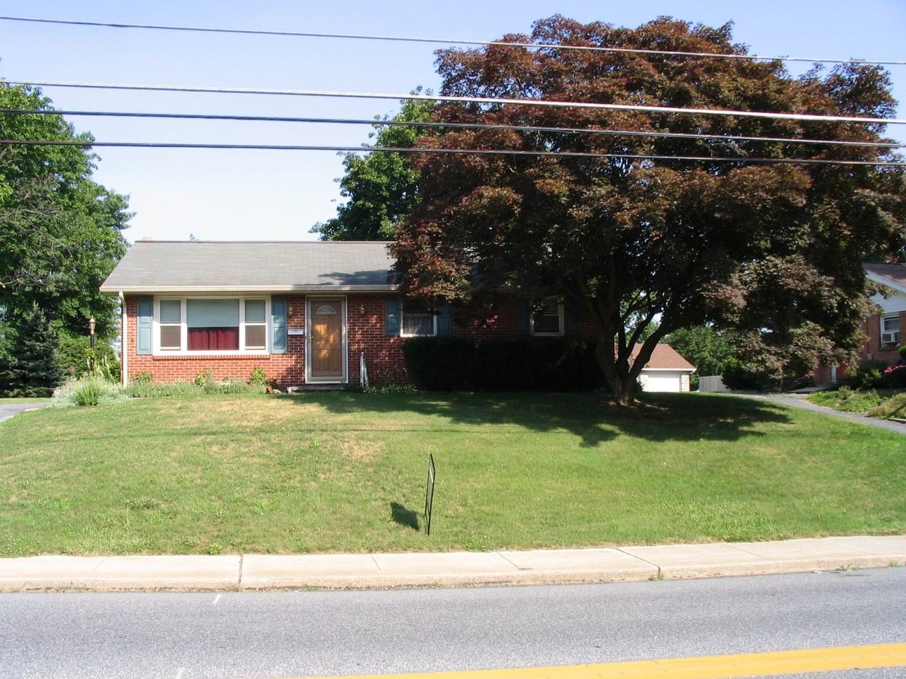 468 W Bainbridge St - Photo 2 of 3