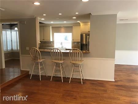 24806 Weyburn Dr - Photo 3 of 15