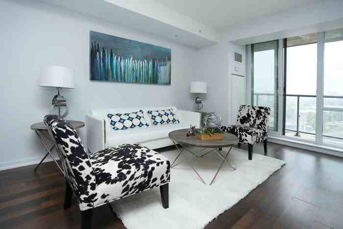 301 Front Street West - Photo 2 of 5