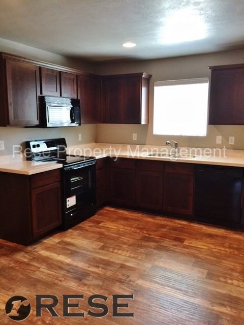 755 E 150 N St - Photo 3 of 22