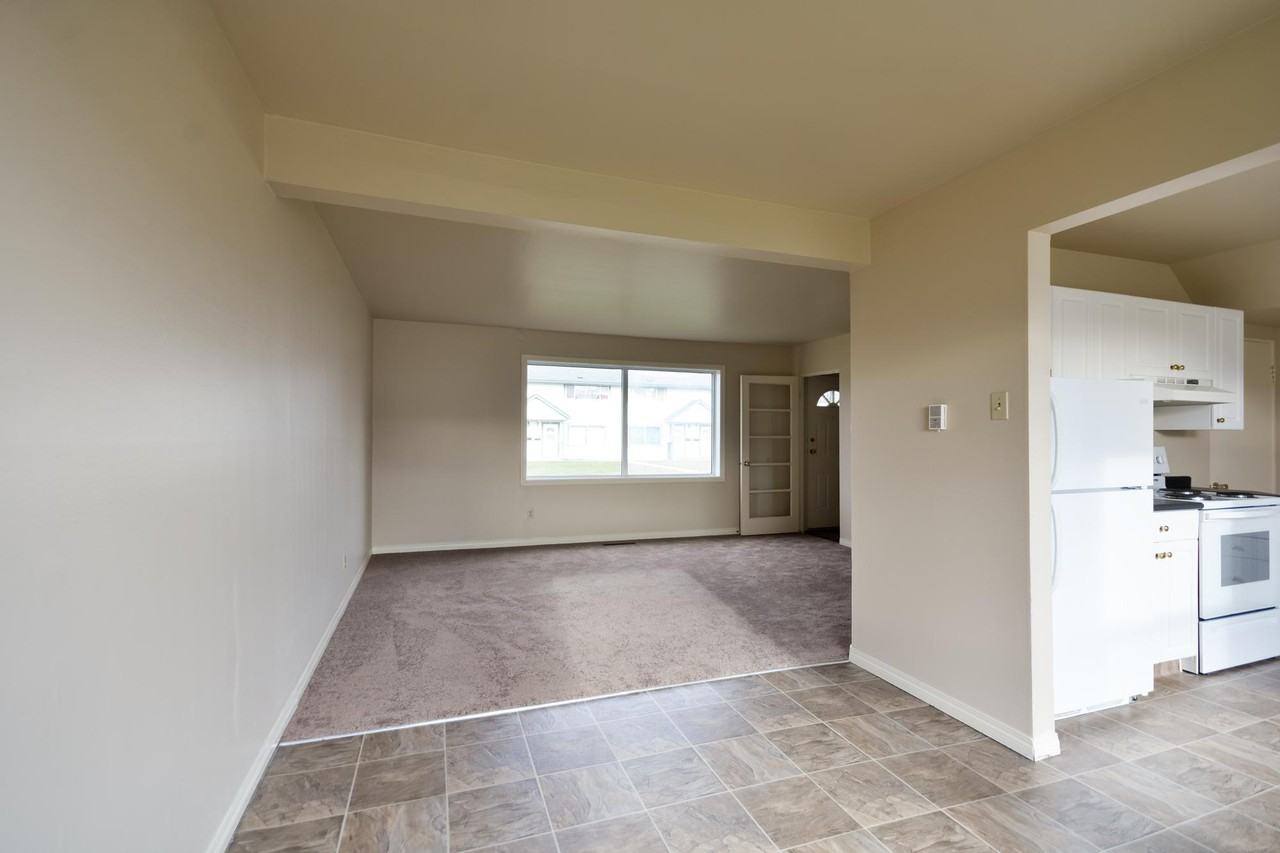 700 Gladmer Park - Photo 3 of 11