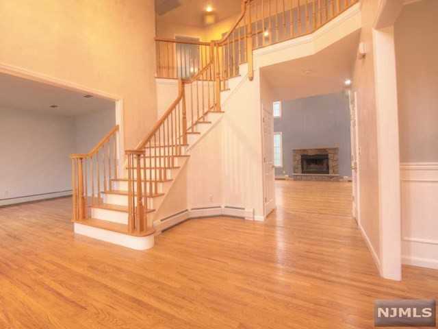 21 Longview Ct - Photo 2 of 24