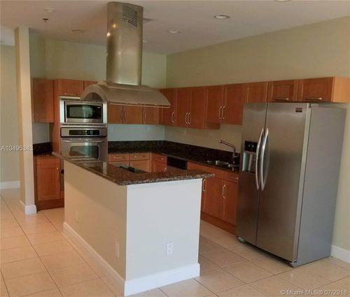 742 NE 7th Ave - Photo 3 of 8