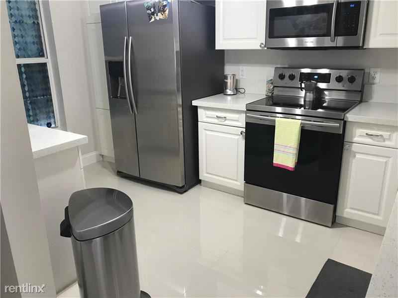 9851 NW 57th Mnr - Photo 3 of 6