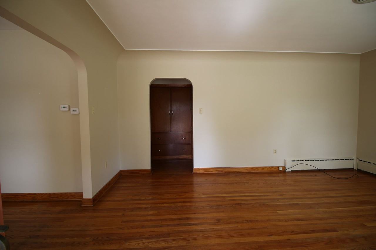 105 E Lane Dr - Photo 2 of 13