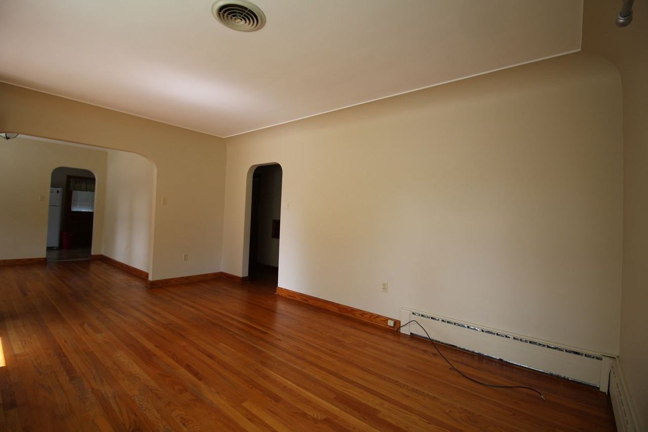 105 E Lane Dr - Photo 3 of 13