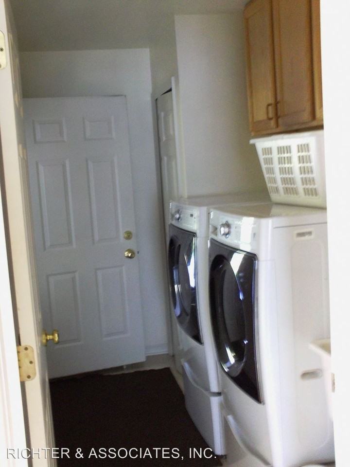 748 Fieldstone Cir W - Photo 2 of 16