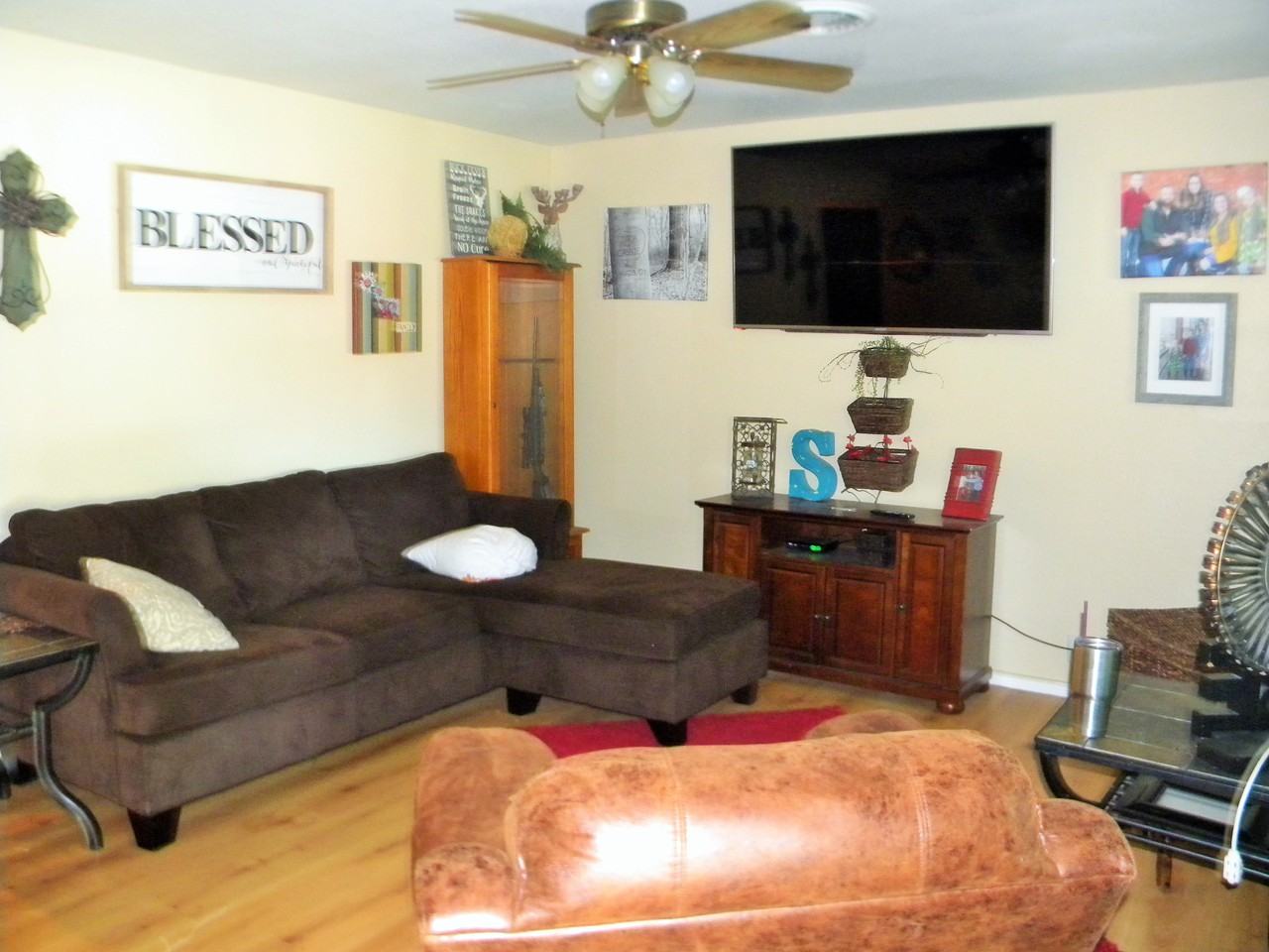 216 Laurel Ln - Photo 2 of 11