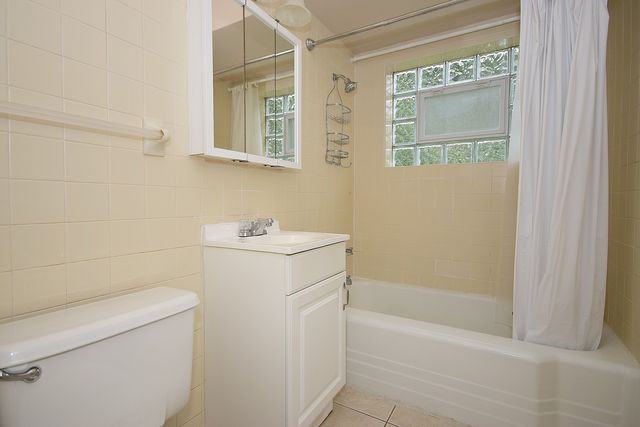 201 E Burlington St - Photo 3 of 10