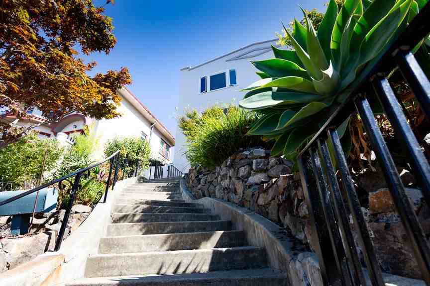 2031 Los Angeles Ave - Photo 2 of 32