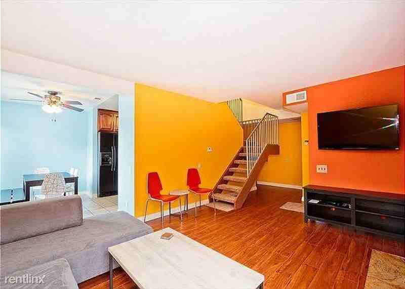 1808 S Walnut St - Photo 2 of 9