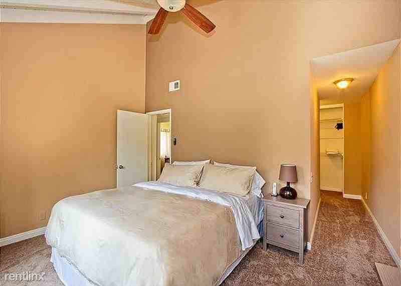 1808 S Walnut St - Photo 3 of 9