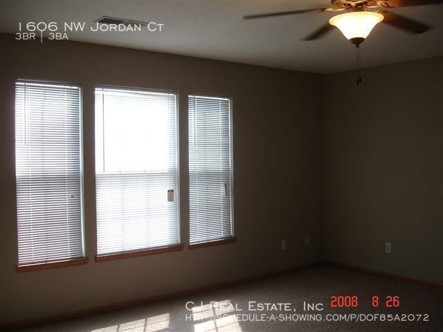 1606 NW Jordan Ct - Photo 3 of 7